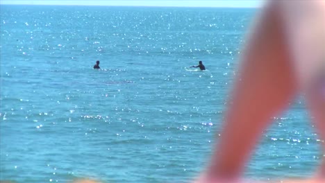 Mädchen-am-Strand-mit-Surfer