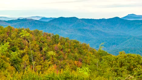 Schwenken-über-Lagen-Smoky-Mountains-mit-farbigen-Bäume-im-Herbst