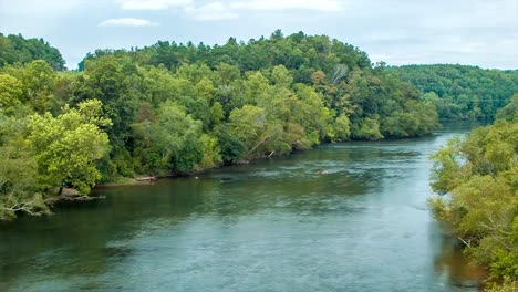 Francés-gran-río-que-fluye-a-través-de-Asheville,-Carolina-del-Norte