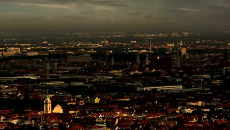 München-skyline-Schatten-auf-die-Dächer-der-Altstadt