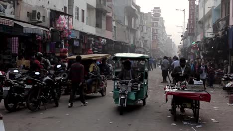 Indios-en-las-calles-de-Nueva-Delhi,-India