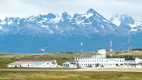 Helicóptero-Landing-en-Ushuaia-Argentina,-con-una-majestuosa-de-la-montaña-de-fondo.