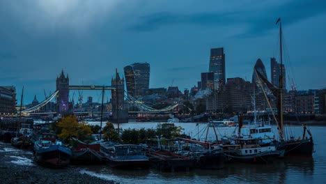 Tag-bis-Nacht-Zeitraffer-von-der-Tower-Bridge-und-die-Innenstadt-von-London