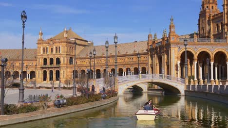 En-día-soleado-paseos-en-bote-olaza-de-España-4-K-de-Sevilla,-España