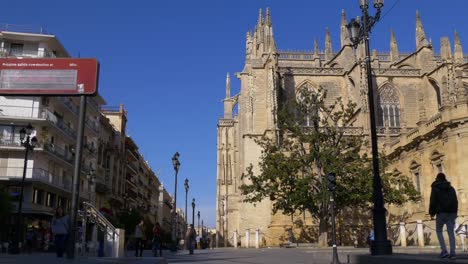 Sala-Sevilla-la-luz-del-día,-principal-calle-cerca-de-catedral-4-k,-España