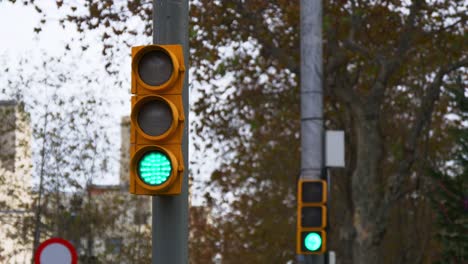 barcelona-city-Tag-green-light-4-k-Spanien