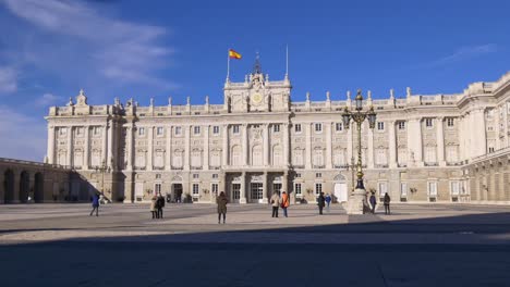 España-sol-luz-de-día-de-palacio-real-de-madrid-main-square-4-K