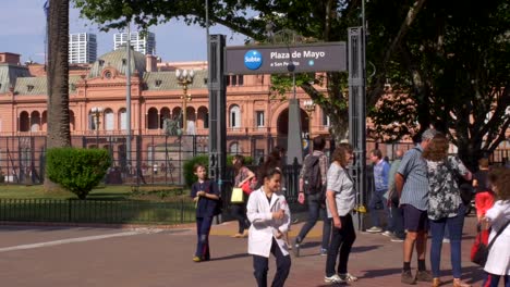 Mai-square-U-Bahn-Eingang