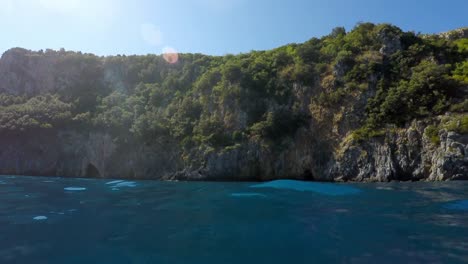 Dino-Cavern-de-la-isla-y-del-mar-azul,-Isola-di-Dino,-Praia-un-Mare,-Calabria,-al-sur-de-Italia,-tiempo-Real,-4-K