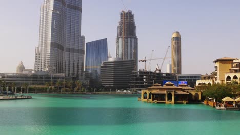 Centro-comercial-de-dubai,-Emiratos-Árabes-Unidos-la-luz-del-día,-la-fuente-mundial-de-más-alta-vista-al-edificio-4-K