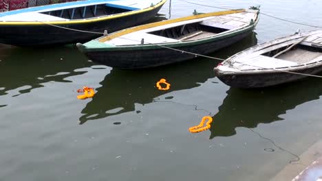 Orange-Girlanden-Ritual-Blumen-im-Heiligen-Ganga-Fluss