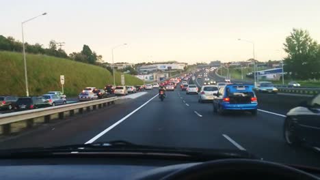 En-coche-durante-las-horas-pico-de-Auckland,-Nueva-Zelanda