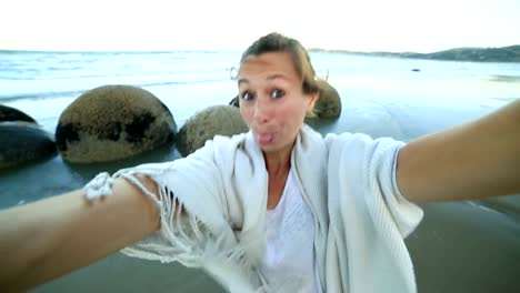 Autorretrato-de-joven-en-la-Moeraki-boulders,-Nueva-Zelanda