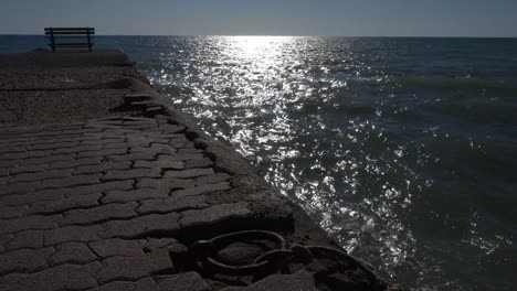 Un-banco-de-solitario-en-un-Embarcadero-cerca-del-mar-en-una-playa-de-Grecia