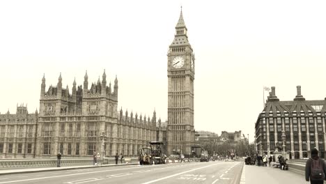 A-morning-view-on-Westminster-Bridge,-Big-Ben-is-a-symbol.-England