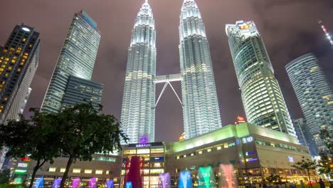 Malaysia-Nacht-Licht-Petronas-twin-Towers-KLCC-Einkaufszentrum-Innenstadt-Tops-Panorama-4k-Zeitraffer