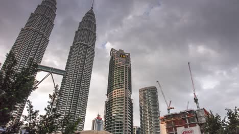 Abend-der-Malaysia-Kuala-Lumpur-berühmten-Petronas-Zwillingstürme-Bau-4k-Seite-Zeitraffer