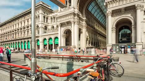 la-Galería-Plaza-de-la-Catedral-de-famoso-Milán-de-día-verano-Italia-mall-intrance-4k-lapso-de-tiempo