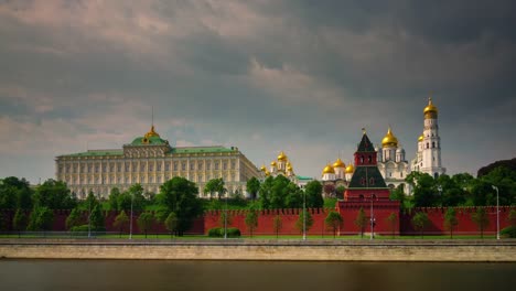 russia-summer-day-moscow-river-traffic-kremlin-panorama-4k-time-lapse