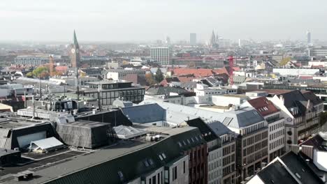 Blick-über-die-Stadt-München-von-oben-des-Rathauses-am-Marienplatz.