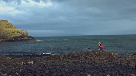 4k-tiro-en-calzada-de-los-gigantes-de-una-reina-en-viento-de-la-fantasía