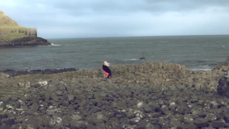 4k-tiro-en-calzada-de-los-gigantes-de-una-reina-caminando-sobre-piedras-de-fantasía