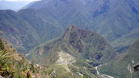 Vista-de-Machu-Picchu-de-la-montaña-de-Machu-Picchu,-la-ciudadela-Inca-en-los-Andes,-Cusco,-Perú