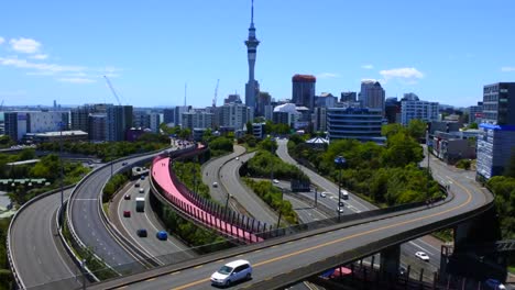 Urbane-Luftlandschaftsansicht-des-Verkehrs-auf-der-Stadtautobahn-von-Auckland