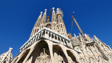 La-Sagrada-Familia-Antoni-Gaudí-Barcelona-cámara-coche