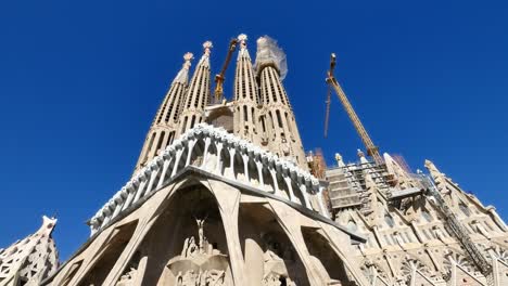 La-Sagrada-Familia-Antoni-Gaudi-Barcelona-Camera-Car