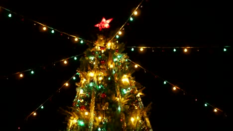 Árbol-de-Navidad-de-la-ciudad-en-la-Plaza-del-pueblo