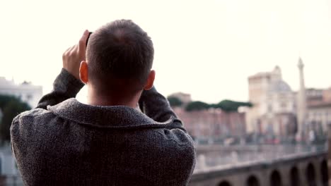 Hombre-guapo-con-barba-explorar-la-nueva-ciudad,-tomando-fotos-de-la-ciudad-en-smartphone.-Individuo-tener-vacaciones-en-Roma,-Italia