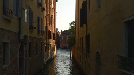 Italia-verano-atardecer-Venecia-ciudad-canal-calle-paredes-panorama-4k