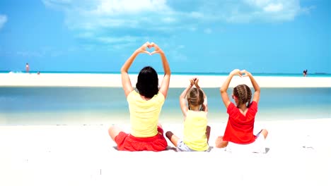 Adorable-poca-madre-de-las-niñas-y-jóvenes-en-Playa-Blanca