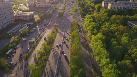 Russland-Moskau-staatliche-Universität-Verkehr-Lomonosov-Avenue-Antenne-Sonnenuntergang-Panorama-4k