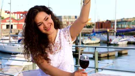 Chica-bastante-morena-con-una-copa-de-vino-tinto