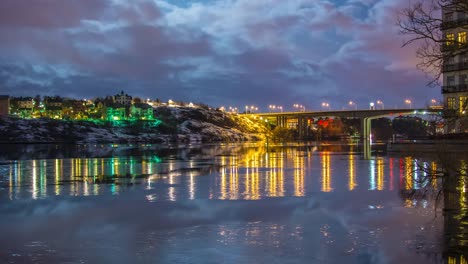 Überbrücken-und-Häuser-am-Wasser-in-der-Nacht-4K-Zeitraffer