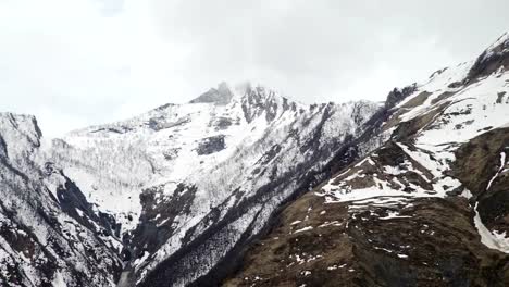 Paisaje-de-Kazbegi-montañas-de-picos-de-nieve-en-Georgia