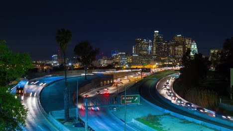 Die-Innenstadt-von-Los-Angeles-Skyline-bei-Nacht-Zeitraffer