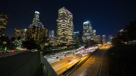 Die-Innenstadt-von-Los-Angeles-bei-Nacht-Zeitraffer