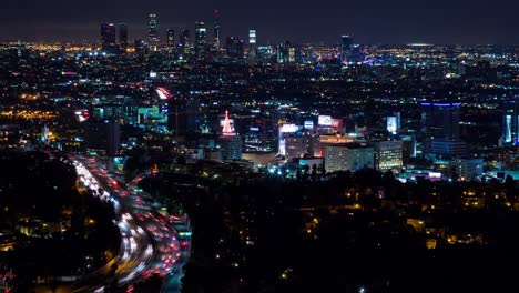 Centro-de-Los-Angeles-y-Hollywood-Freeway-en-Timelapse-de-noche-Mediuj