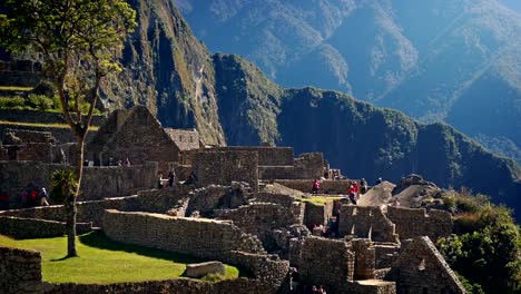 Gente-camina-alrededor-de-antiguas-ruinas-en-las-montañas