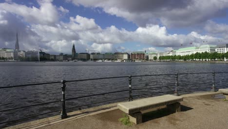 Mira-en-el-Banco-de-piedra-frente-a-hermosa-Binnenalster-en-Hamburgo-Alemania