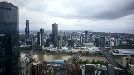 Rollenden-Wolken-gegen-hellen-sonnigen-blauen-Sommerhimmel-in-Melbourne