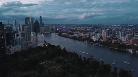 Brisbane-City-Skyline-bei-Sonnenuntergang-4K