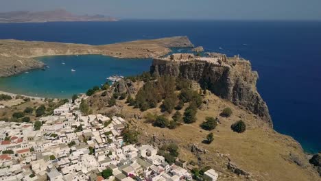 Luftaufnahme-der-antiken-Akropolis-und-Dorf-Lindos