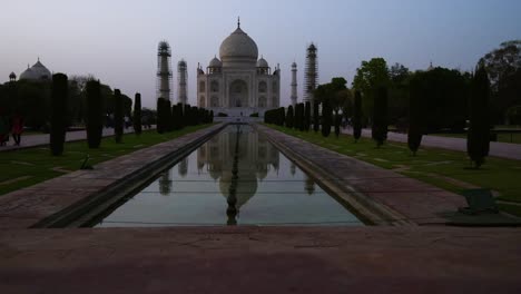 Día-Mahal-Taj-a-la-noche,-India