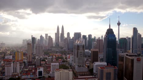 Timelapse-del-amanecer-desde-alta-Atalaya-con-vistas-a-la-ciudad-de-Kuala-Lumpur