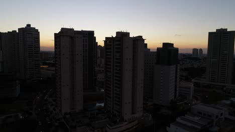 Fliegen-über-Sonnenuntergang-in-Ribeirao-Preto-City,-Sao-Paulo,-Brasilien