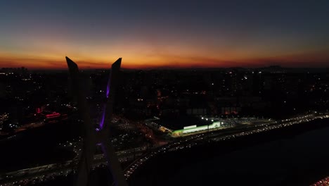 Aéreos-ver-de-Marginal-Pinheiros-y-Puente-Estaiada-por-la-noche-en-Sao-Paulo,-Brasil